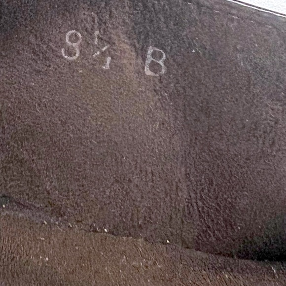 Stuart Weitzman size 8.5 rich leather with stacked decorative 2.5 inch heel - Picture 7 of 8